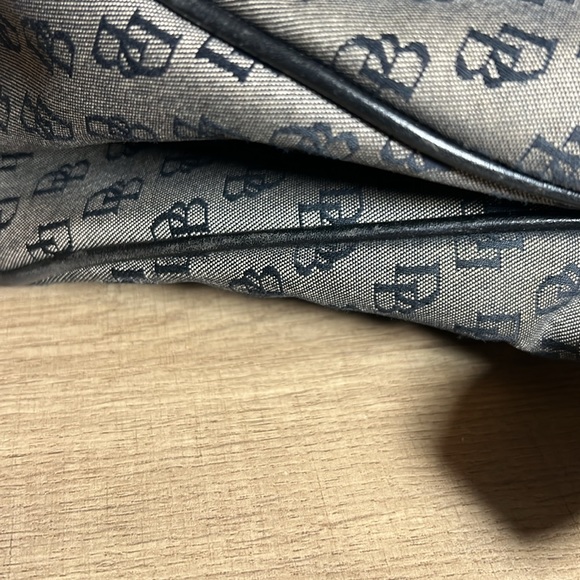 Dooney and Bourke signature shoulder bag - Picture 10 of 17